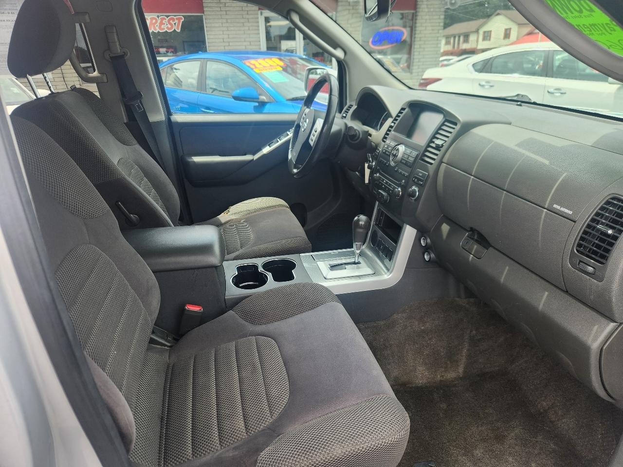 Nissan Pathfinder LE 2WD 2011