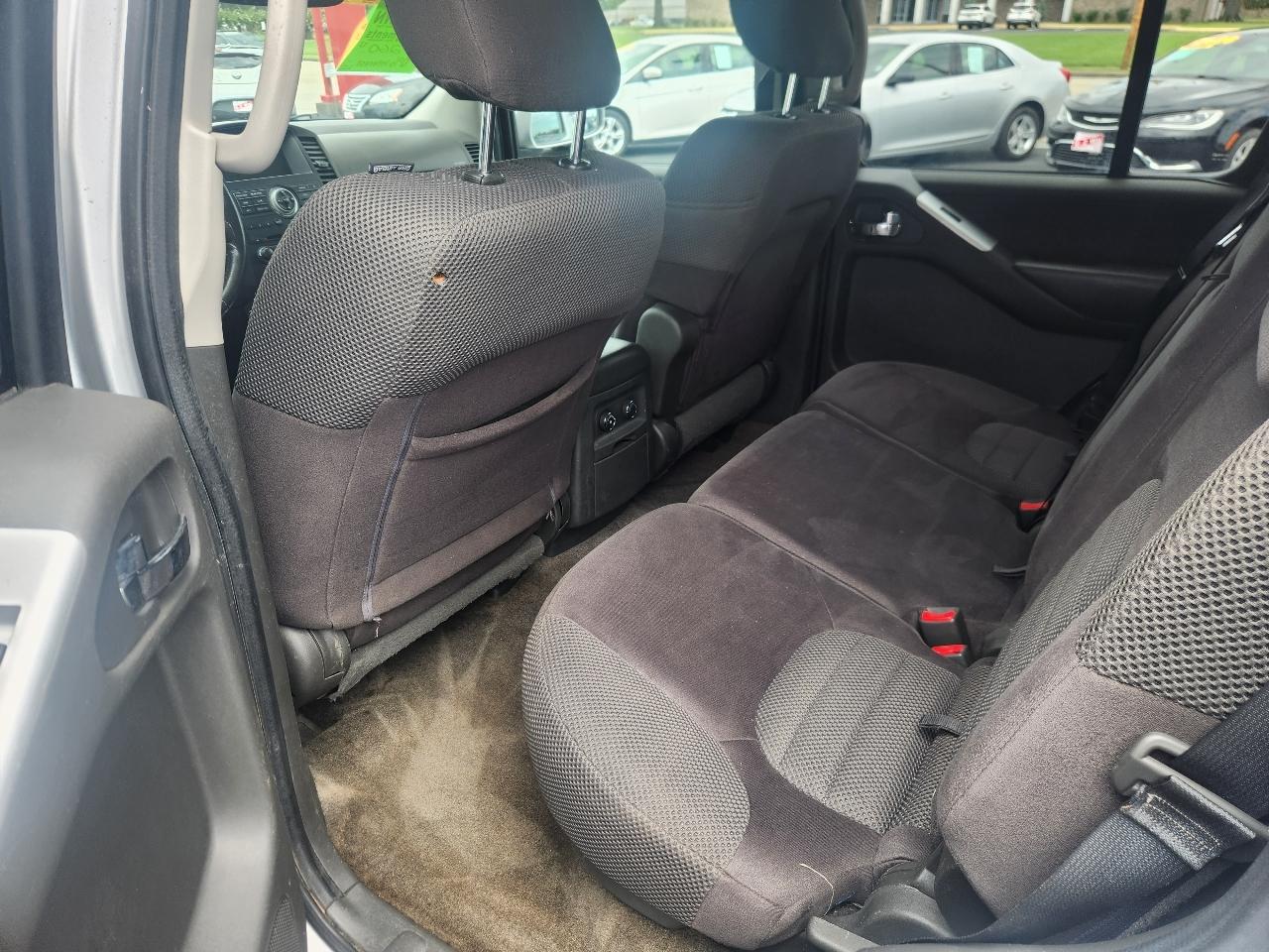 Nissan Pathfinder LE 2WD 2011