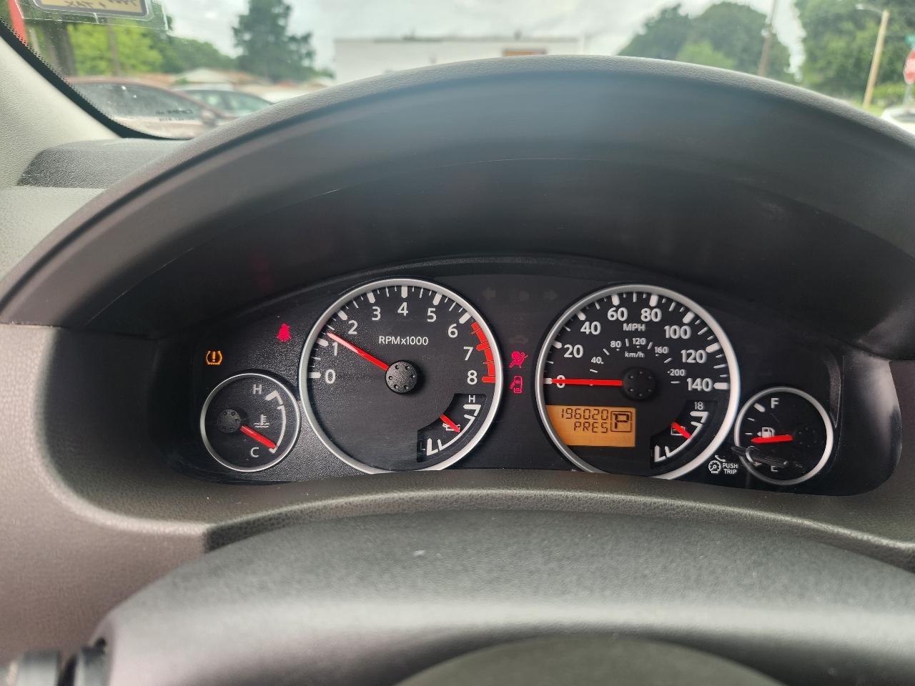 Nissan Pathfinder LE 2WD 2011