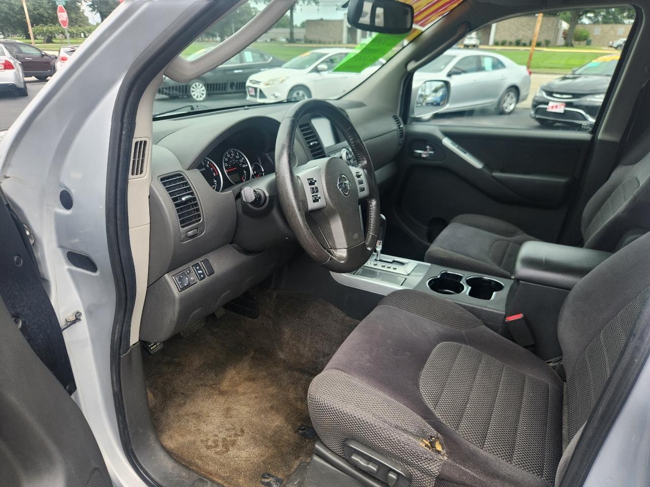 Nissan Pathfinder LE 2WD 2011
