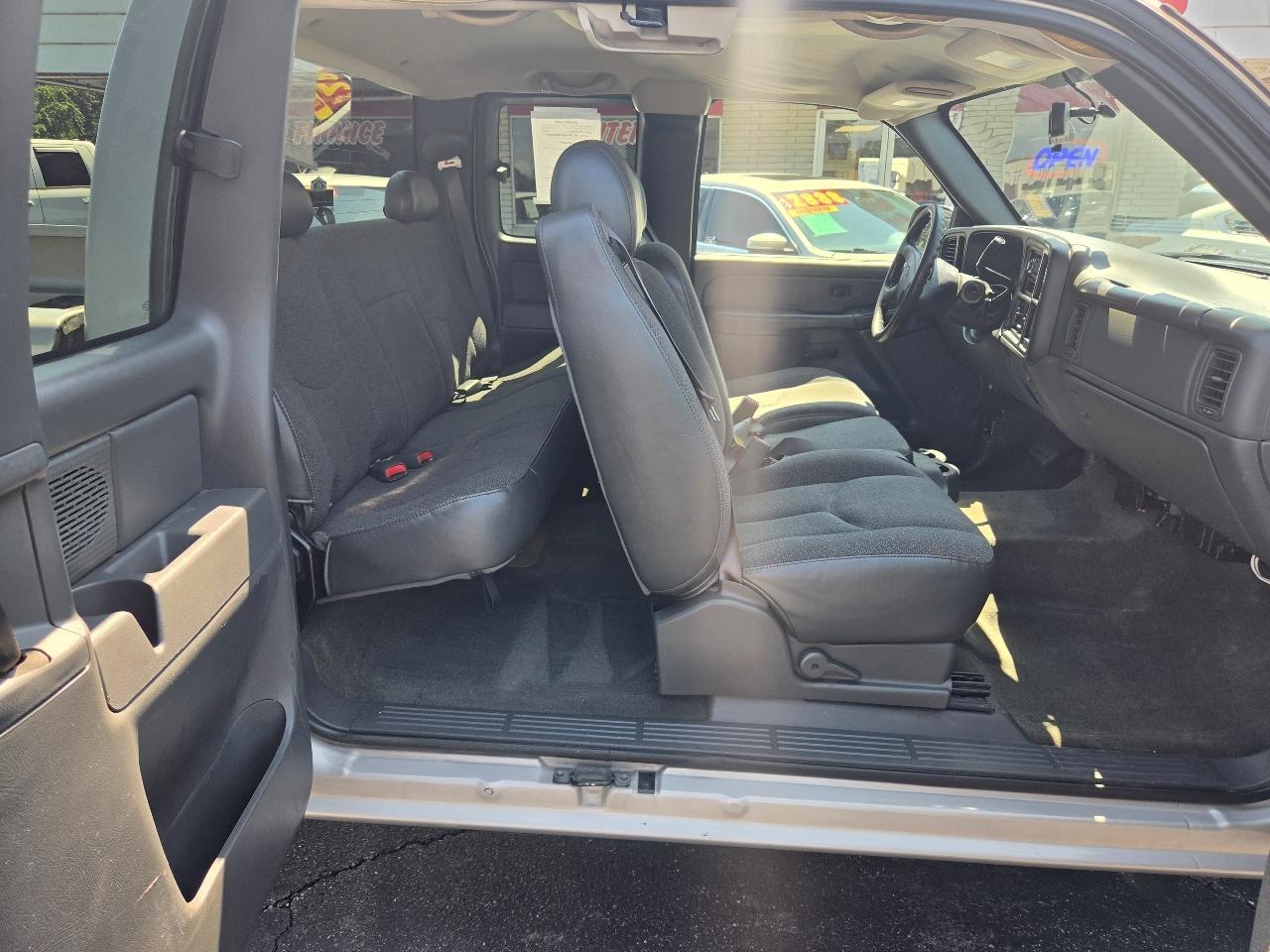 Chevrolet Silverado 1500 LS Ext. Cab Short Bed 2WD 2005