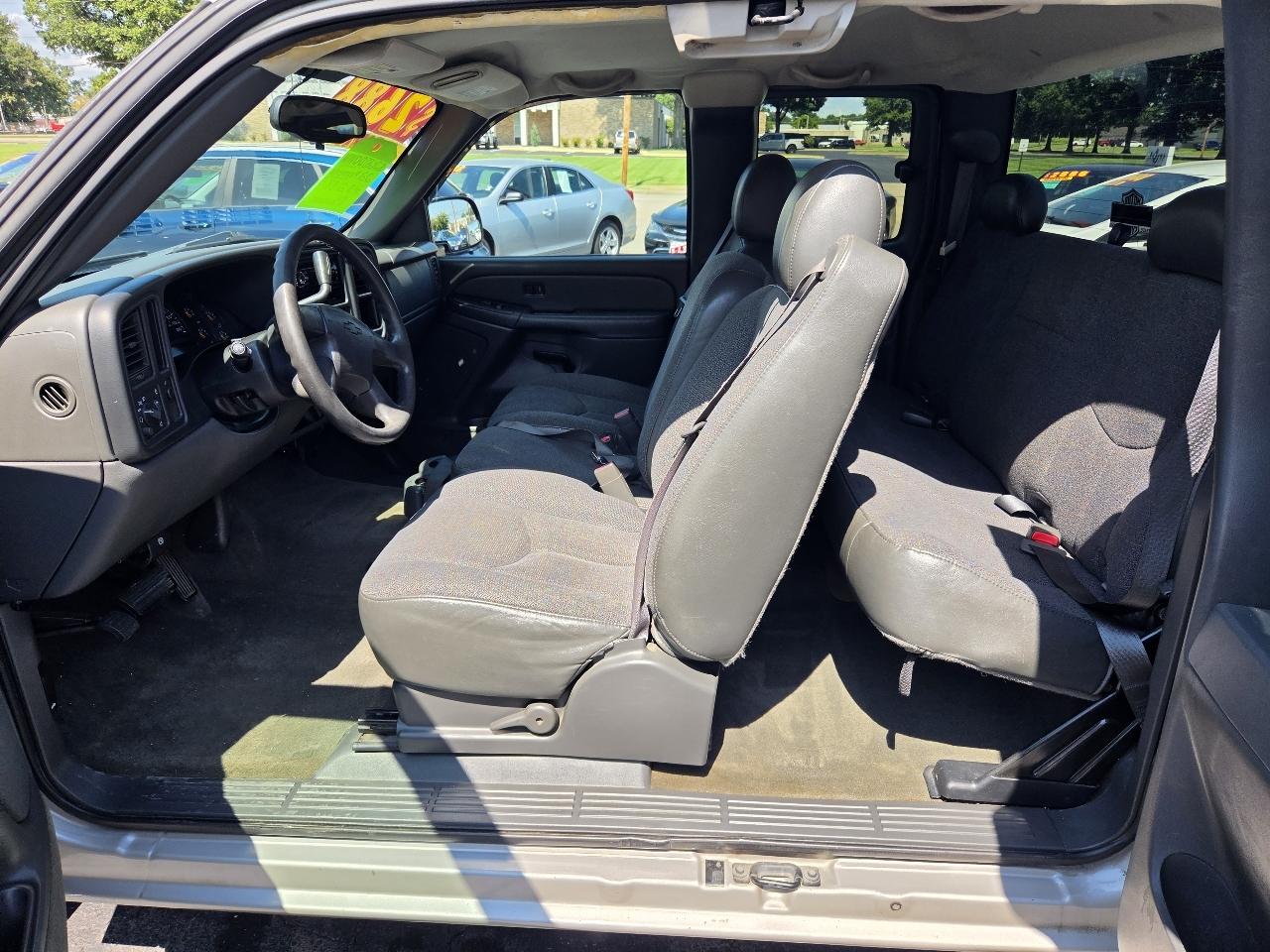Chevrolet Silverado 1500 LS Ext. Cab Short Bed 2WD 2005