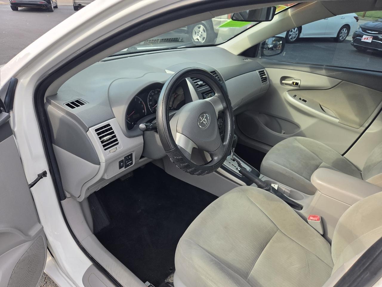 Toyota Corolla Base 5-Speed MT 2010