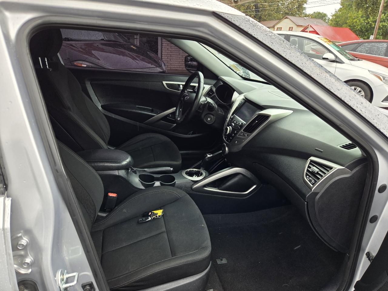 Hyundai Veloster Base 6MT 2017