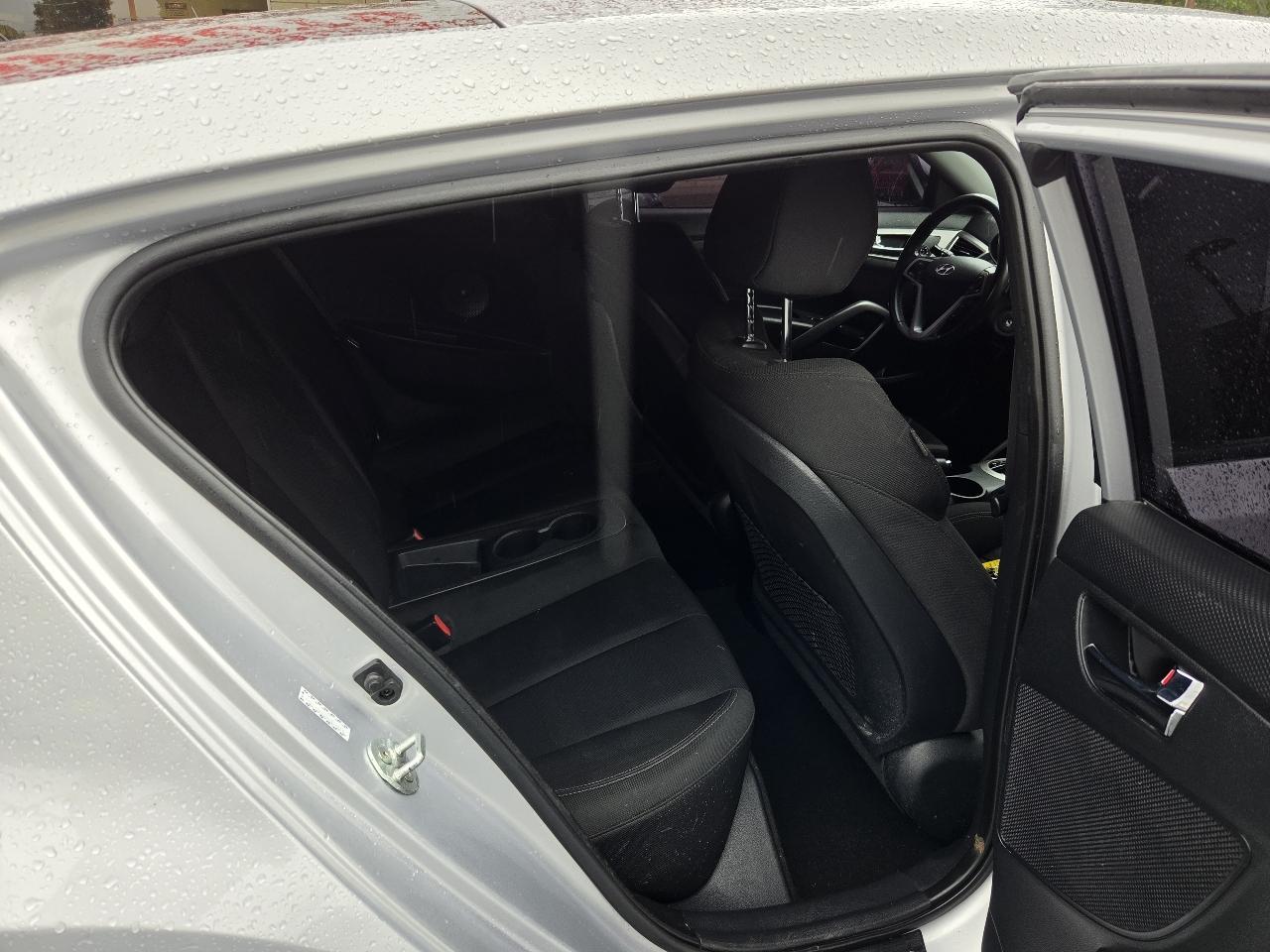 Hyundai Veloster Base 6MT 2017