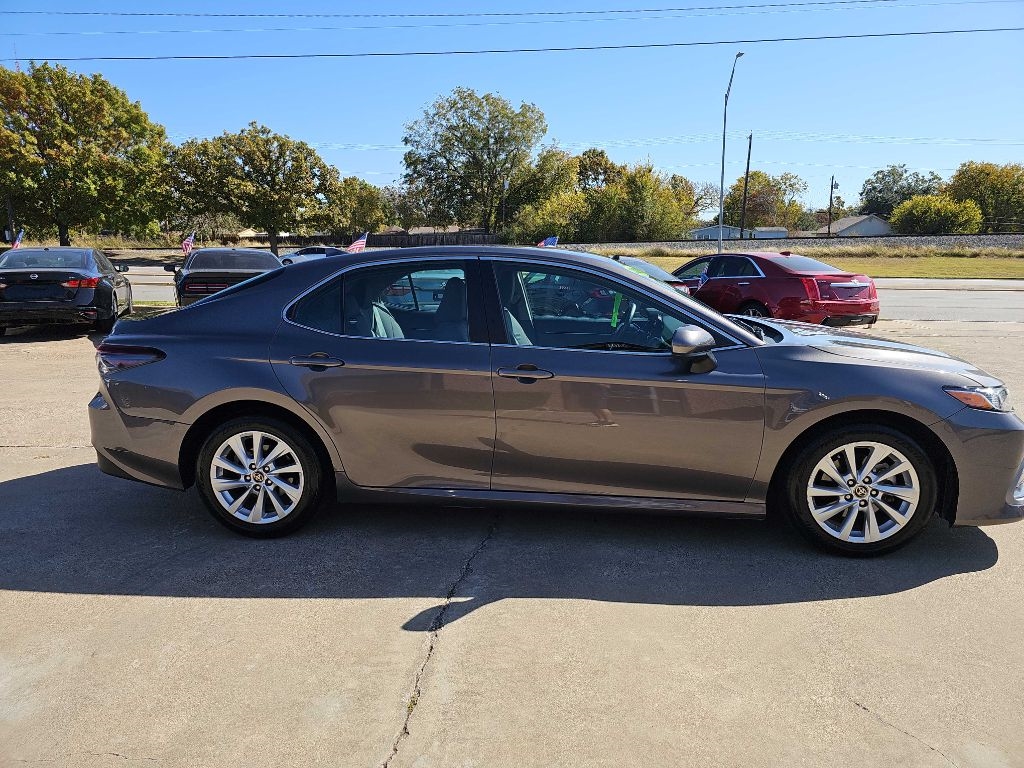 2023 Toyota Camry LE photo 3