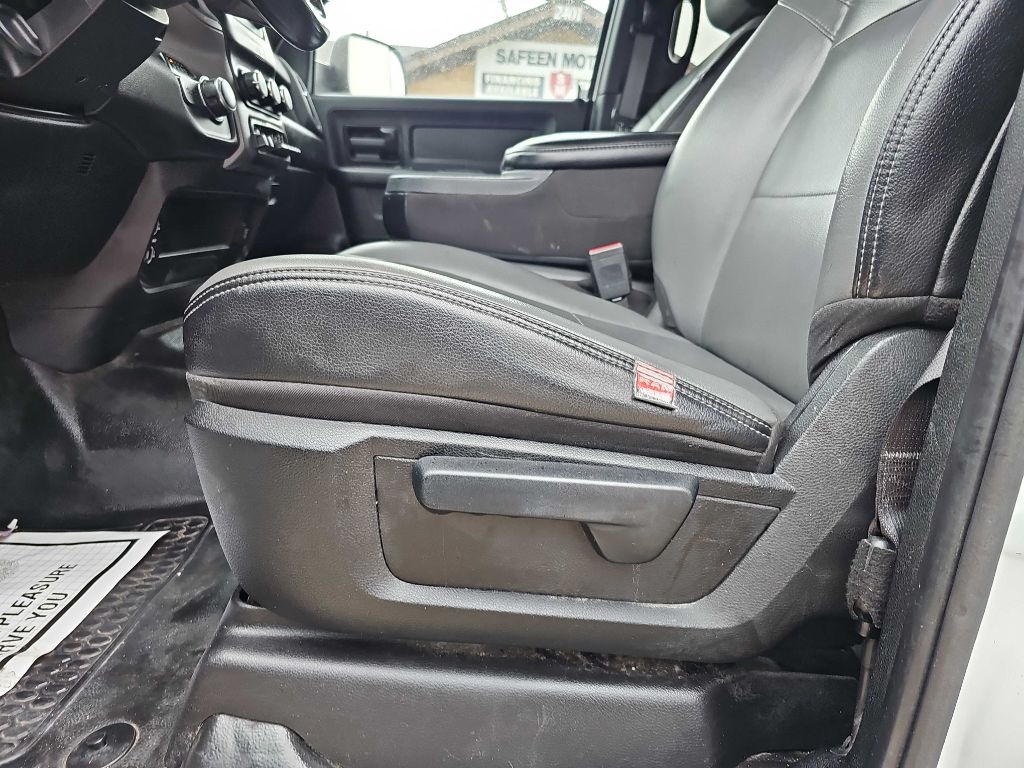 RAM 2500 Tradesman 4x2 Crew Cab 8' Box 2022