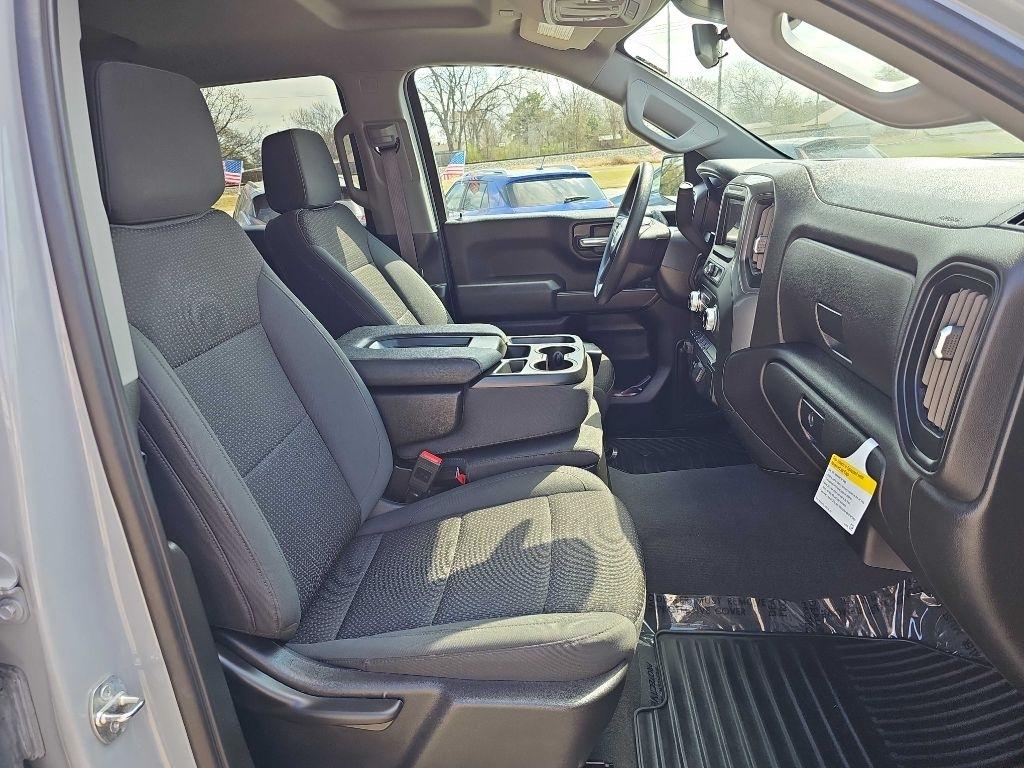 GMC Sierra 1500 4WD Crew Cab 147" Pro 2024