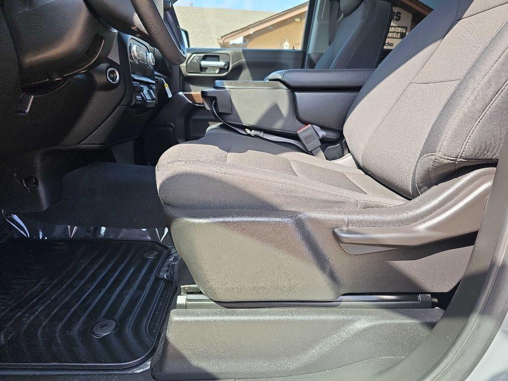 GMC Sierra 1500 4WD Crew Cab 147" Pro 2024