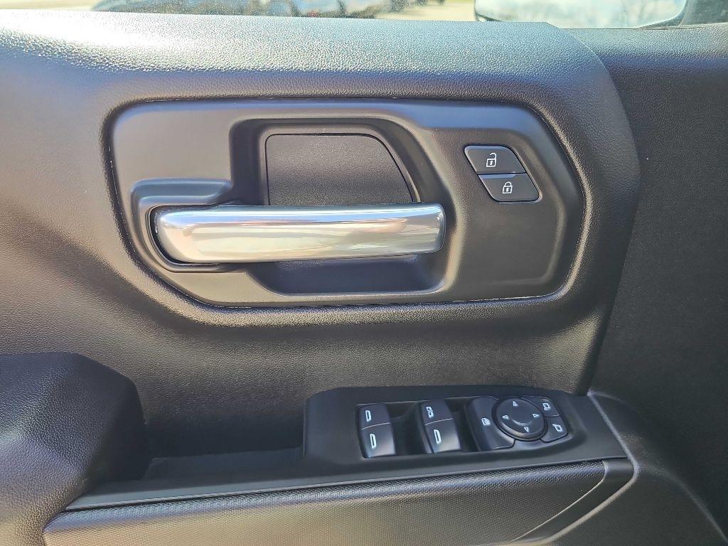 GMC Sierra 1500 4WD Crew Cab 147" Pro 2024