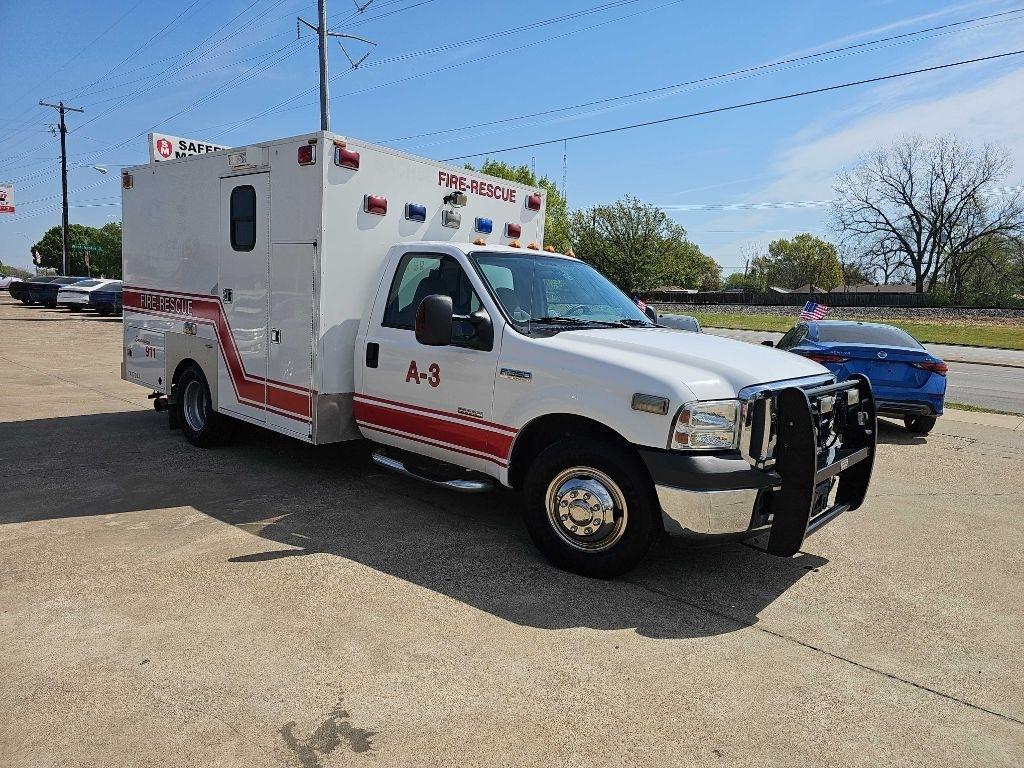 2005 Ford Super Duty F-350 DRW Reg Cab 141" WB 60" CA XL