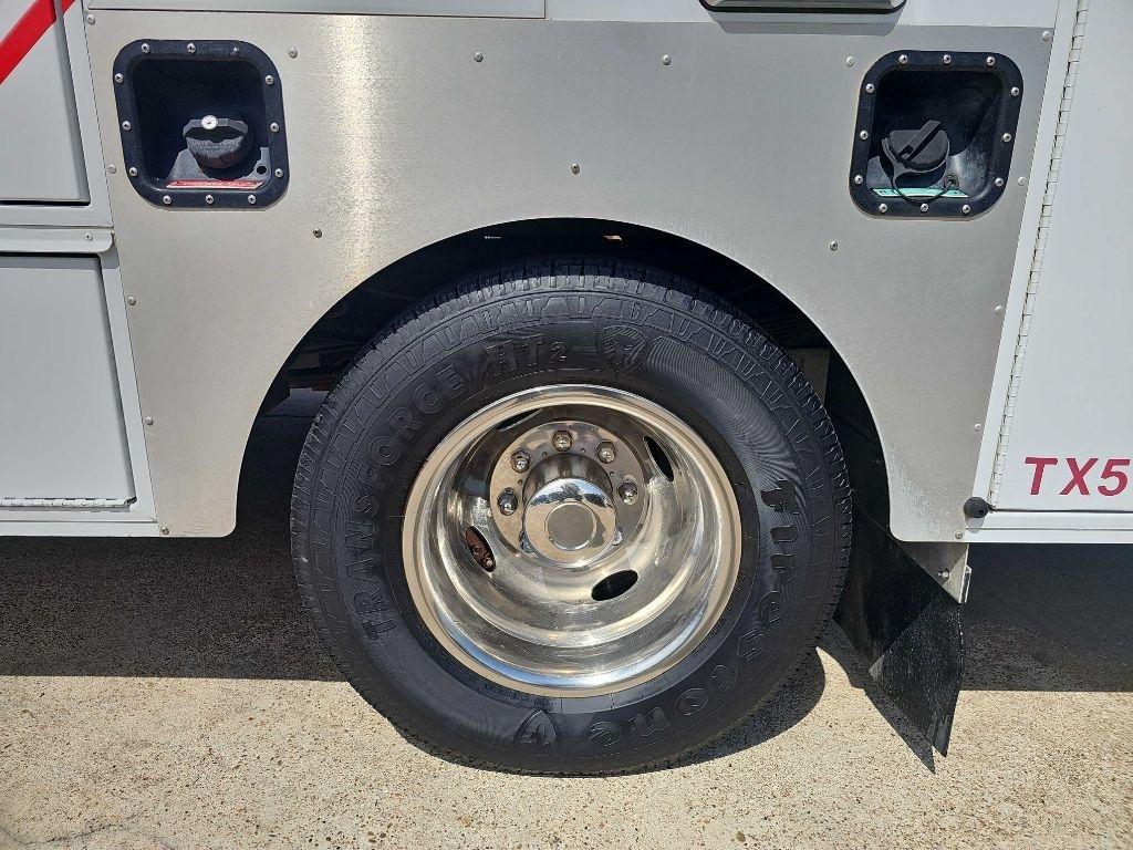 Ford Super Duty F-350 DRW Reg Cab 141" WB 60" CA XLT 2005