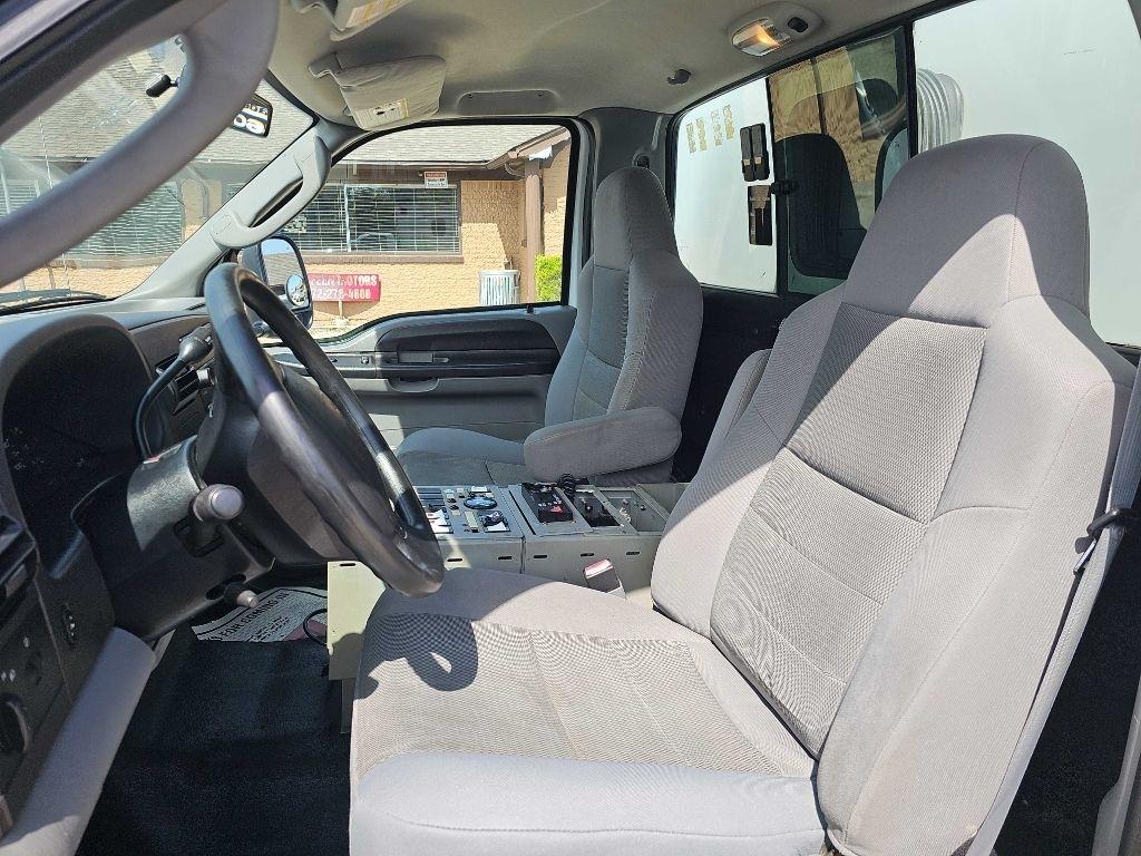 Ford Super Duty F-350 DRW Reg Cab 141" WB 60" CA XLT 2005