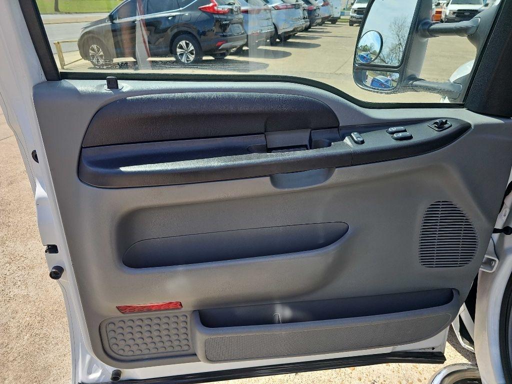 Ford Super Duty F-350 DRW Reg Cab 141" WB 60" CA XLT 2005