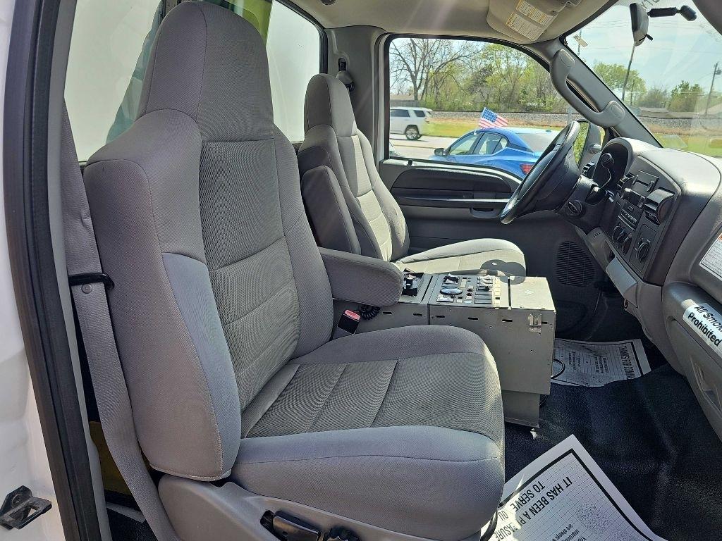 Ford Super Duty F-350 DRW Reg Cab 141" WB 60" CA XLT 2005