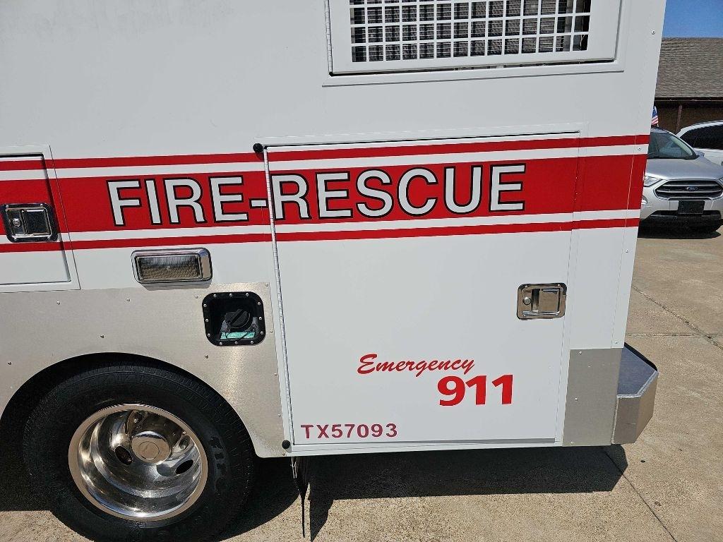 Ford Super Duty F-350 DRW Reg Cab 141" WB 60" CA XLT 2005