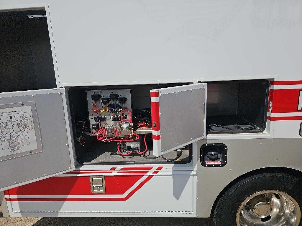 Ford Super Duty F-350 DRW Reg Cab 141" WB 60" CA XLT 2005