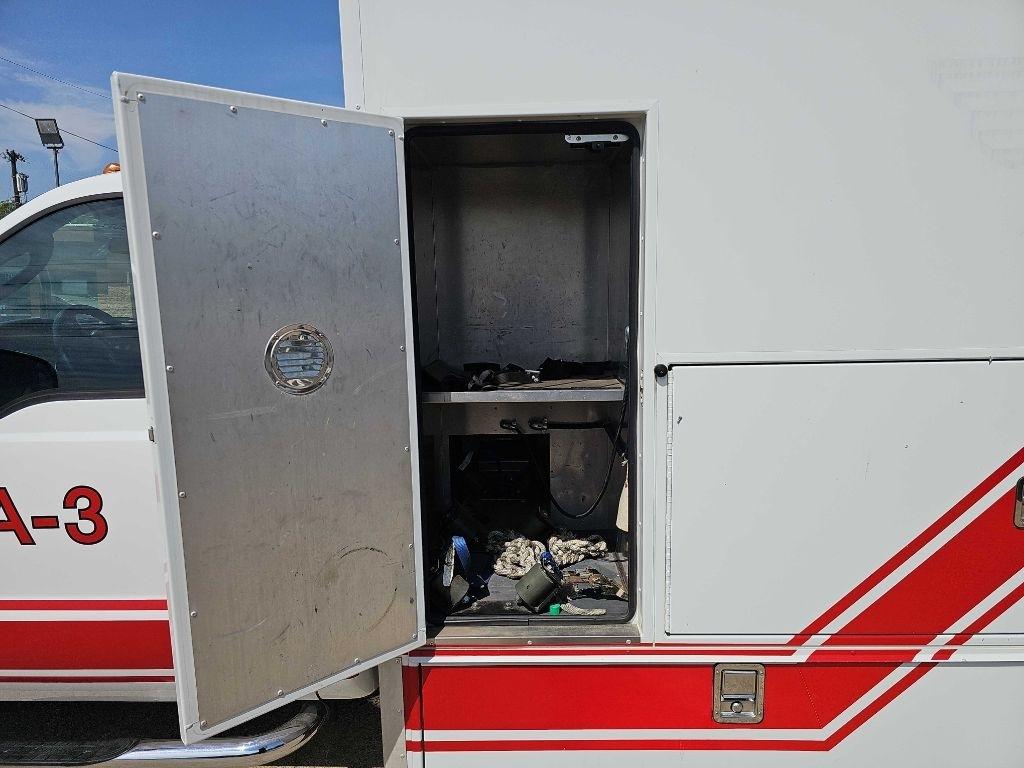 Ford Super Duty F-350 DRW Reg Cab 141" WB 60" CA XLT 2005