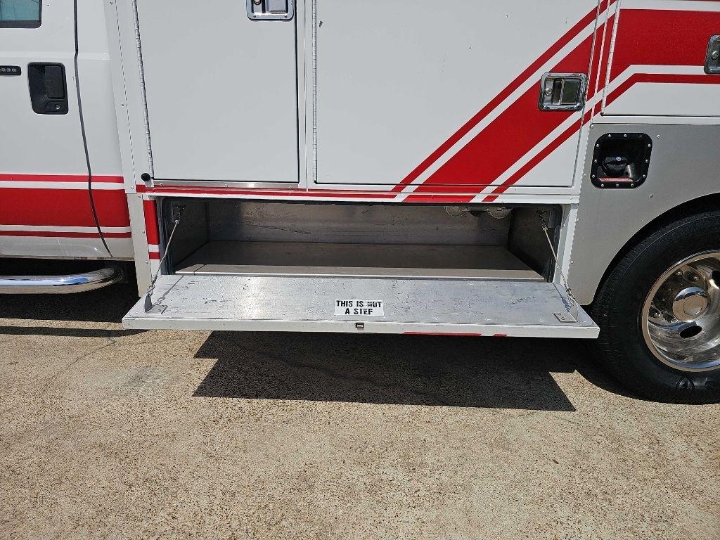 Ford Super Duty F-350 DRW Reg Cab 141" WB 60" CA XLT 2005