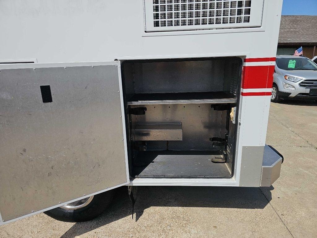 Ford Super Duty F-350 DRW Reg Cab 141" WB 60" CA XLT 2005