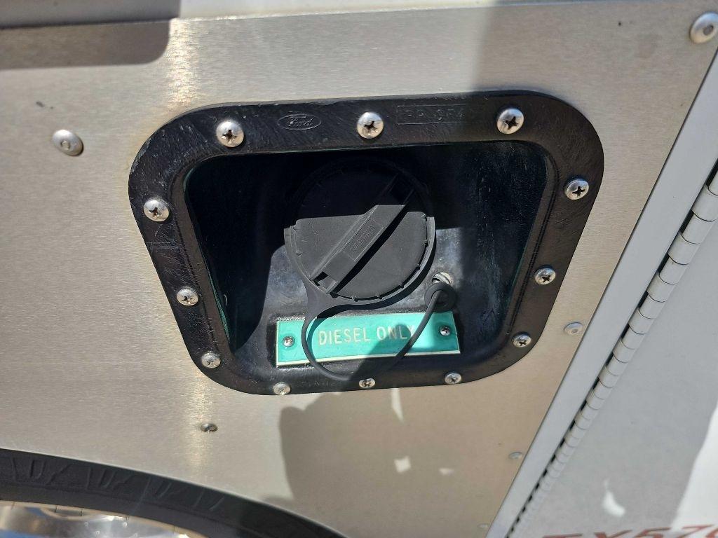 Ford Super Duty F-350 DRW Reg Cab 141" WB 60" CA XLT 2005