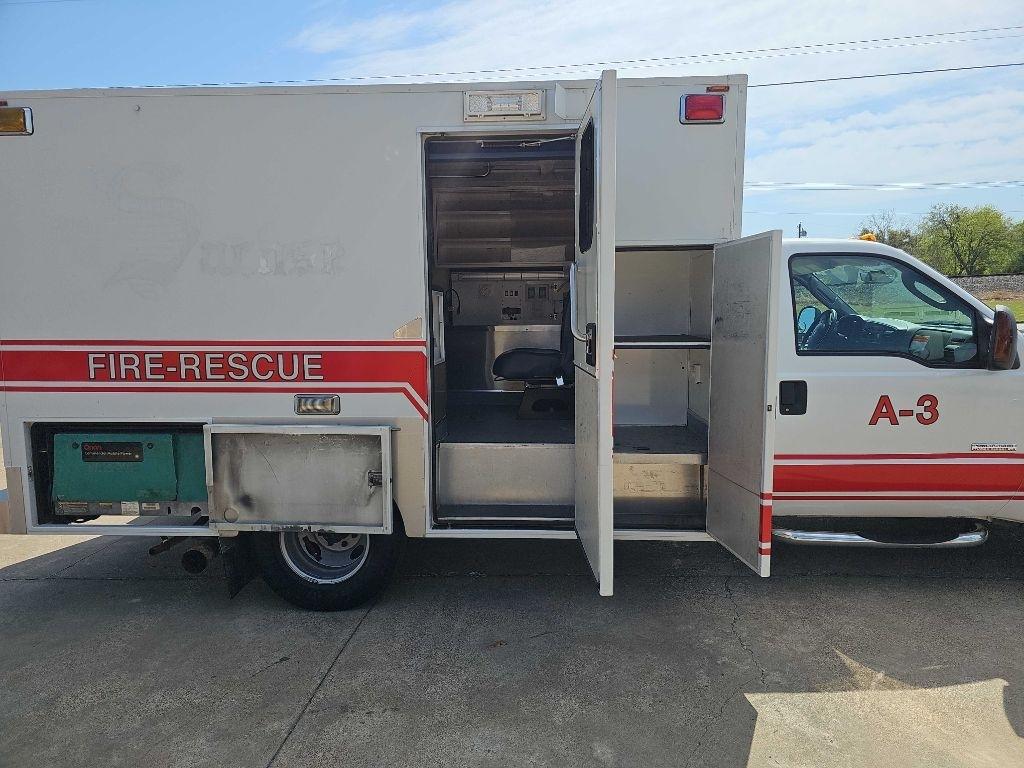 Ford Super Duty F-350 DRW Reg Cab 141" WB 60" CA XLT 2005