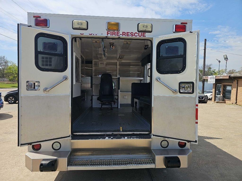 Ford Super Duty F-350 DRW Reg Cab 141" WB 60" CA XLT 2005