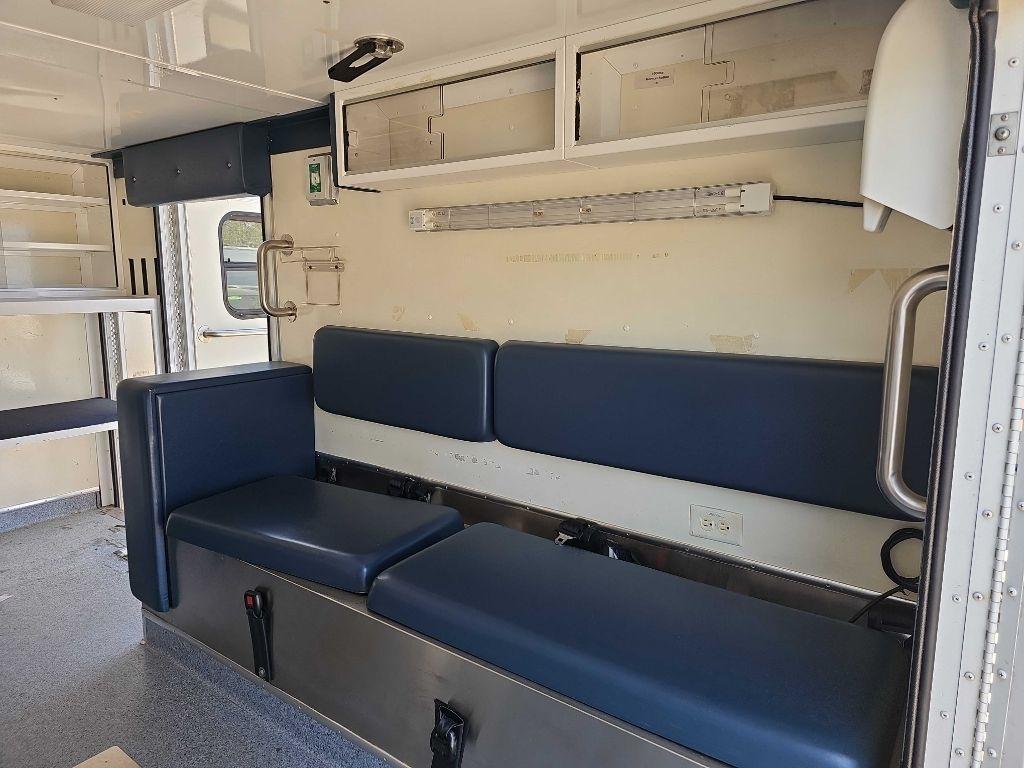 Ford Super Duty F-350 DRW Reg Cab 141" WB 60" CA XLT 2005