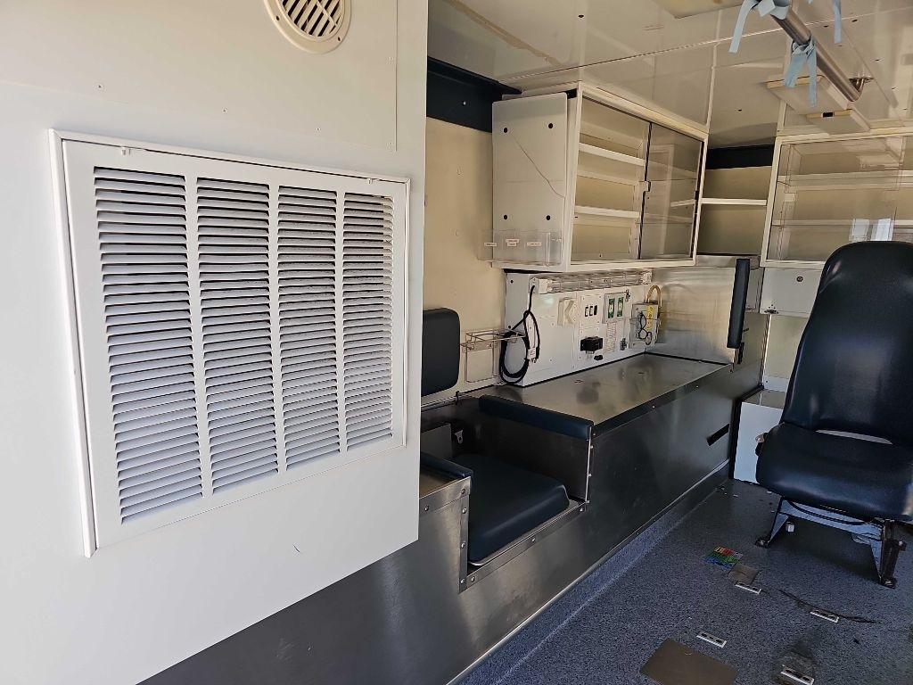 Ford Super Duty F-350 DRW Reg Cab 141" WB 60" CA XLT 2005