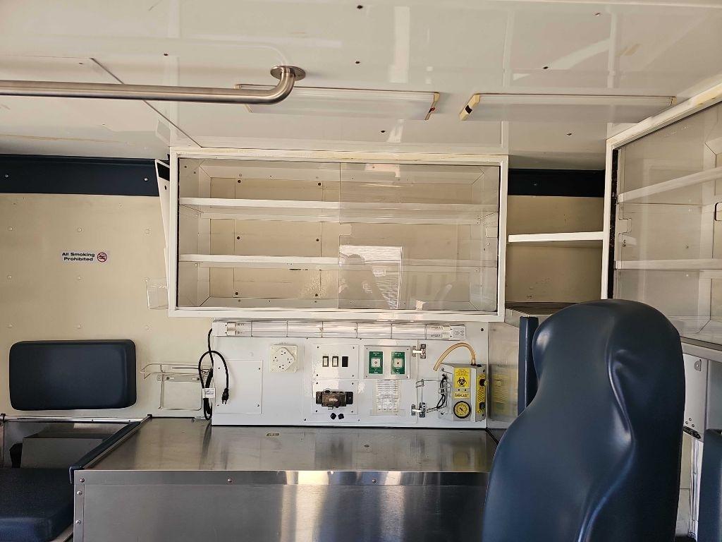 Ford Super Duty F-350 DRW Reg Cab 141" WB 60" CA XLT 2005