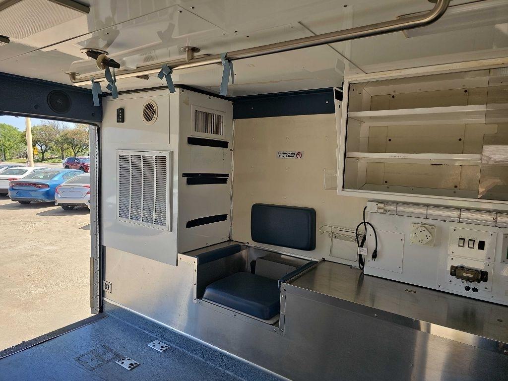 Ford Super Duty F-350 DRW Reg Cab 141" WB 60" CA XLT 2005