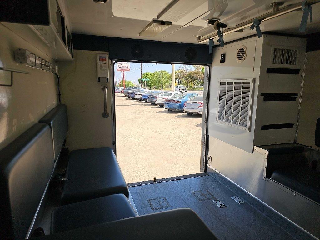 Ford Super Duty F-350 DRW Reg Cab 141" WB 60" CA XLT 2005