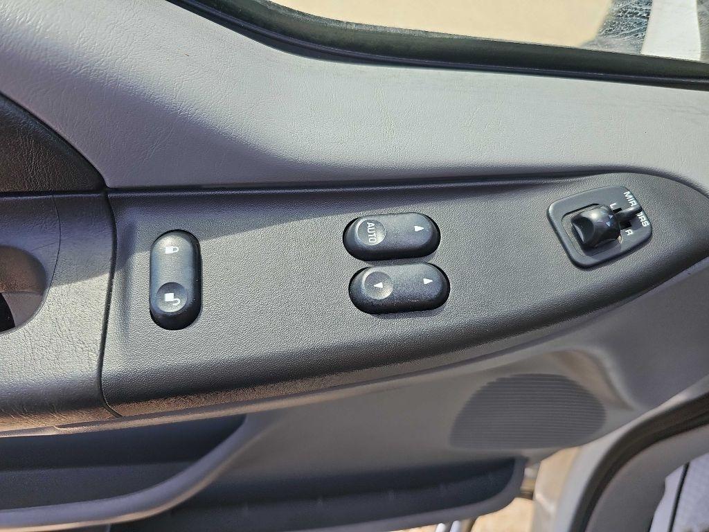 Ford Super Duty F-350 DRW Reg Cab 141" WB 60" CA XLT 2005