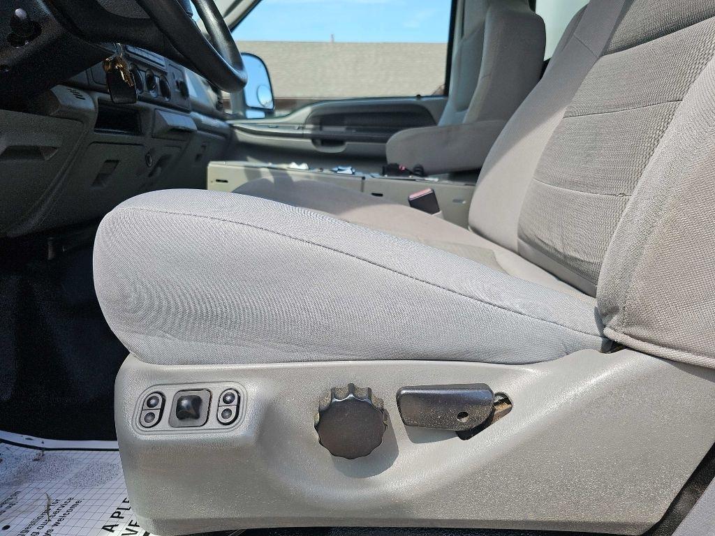 Ford Super Duty F-350 DRW Reg Cab 141" WB 60" CA XLT 2005