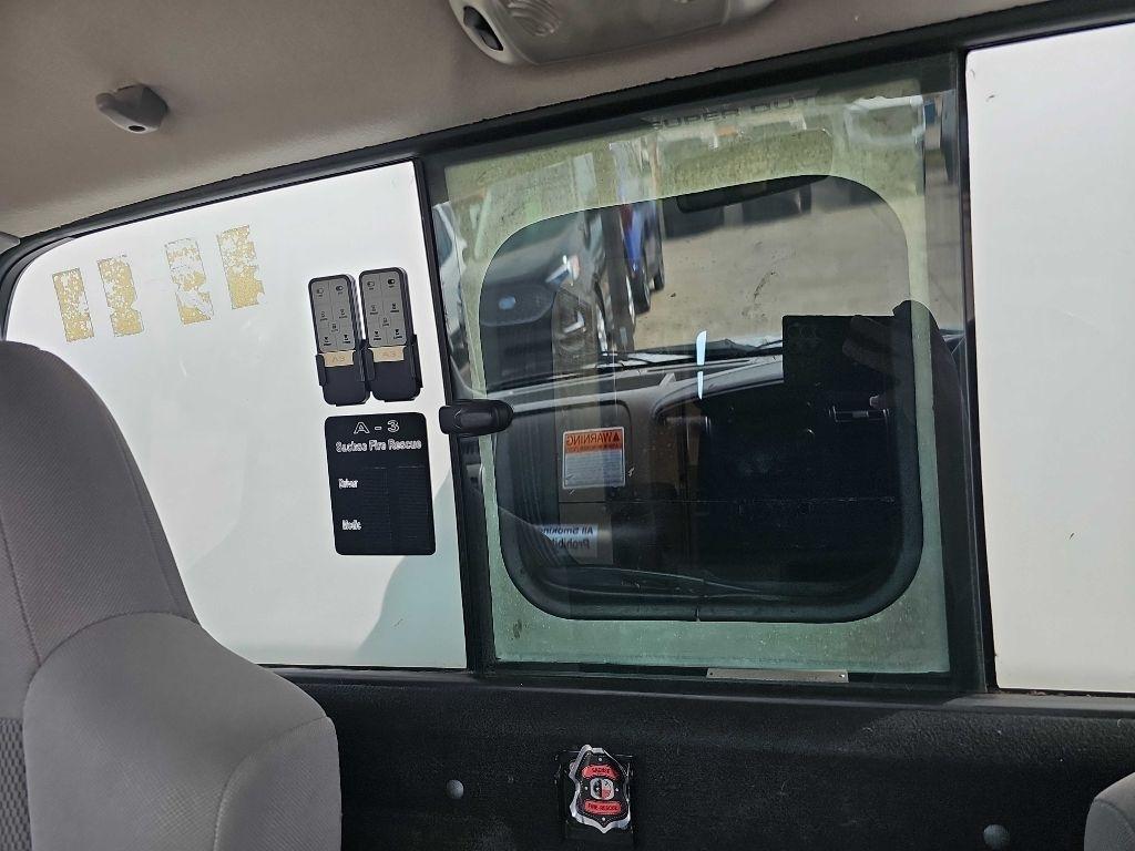 Ford Super Duty F-350 DRW Reg Cab 141" WB 60" CA XLT 2005