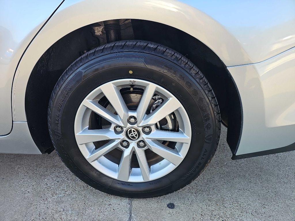 Toyota Camry photo 10