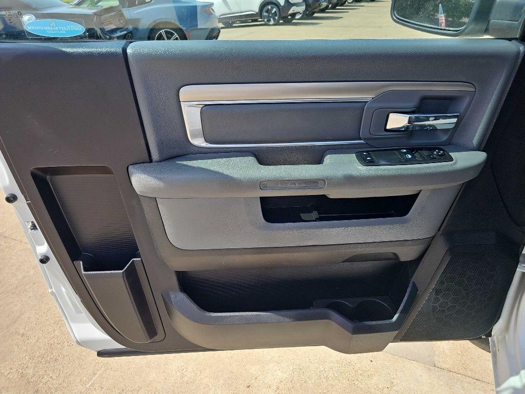RAM 1500 Tradesman 4x4 Regular Cab 8' Box 2017