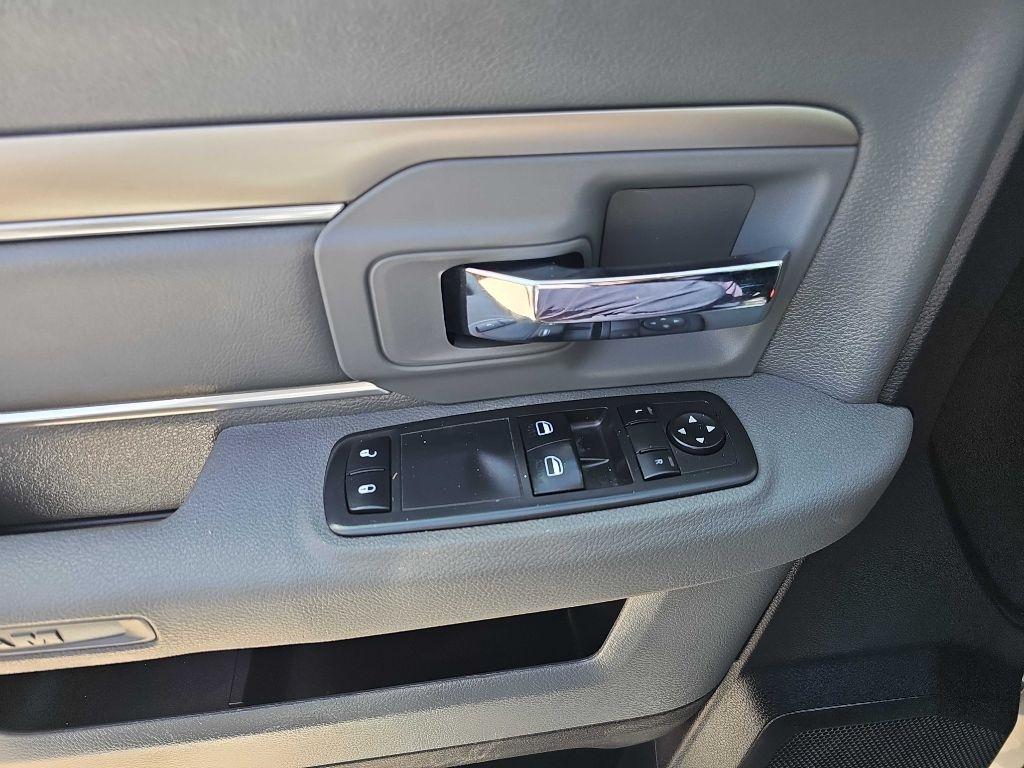 RAM 1500 Tradesman 4x4 Regular Cab 8' Box 2017