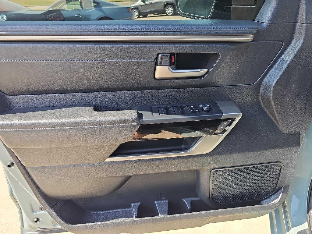 Toyota Tundra 4WD Platinum CrewMax 5.5' Bed (Natl) 2025