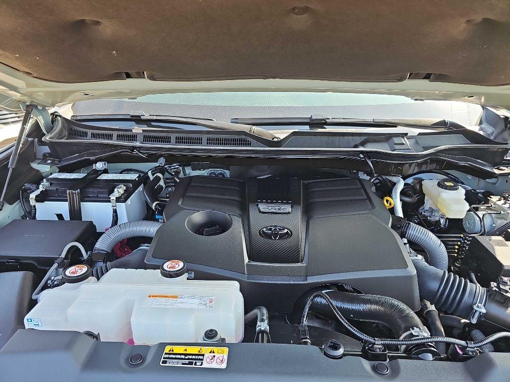 Toyota Tundra 4WD Platinum CrewMax 5.5' Bed (Natl) 2025