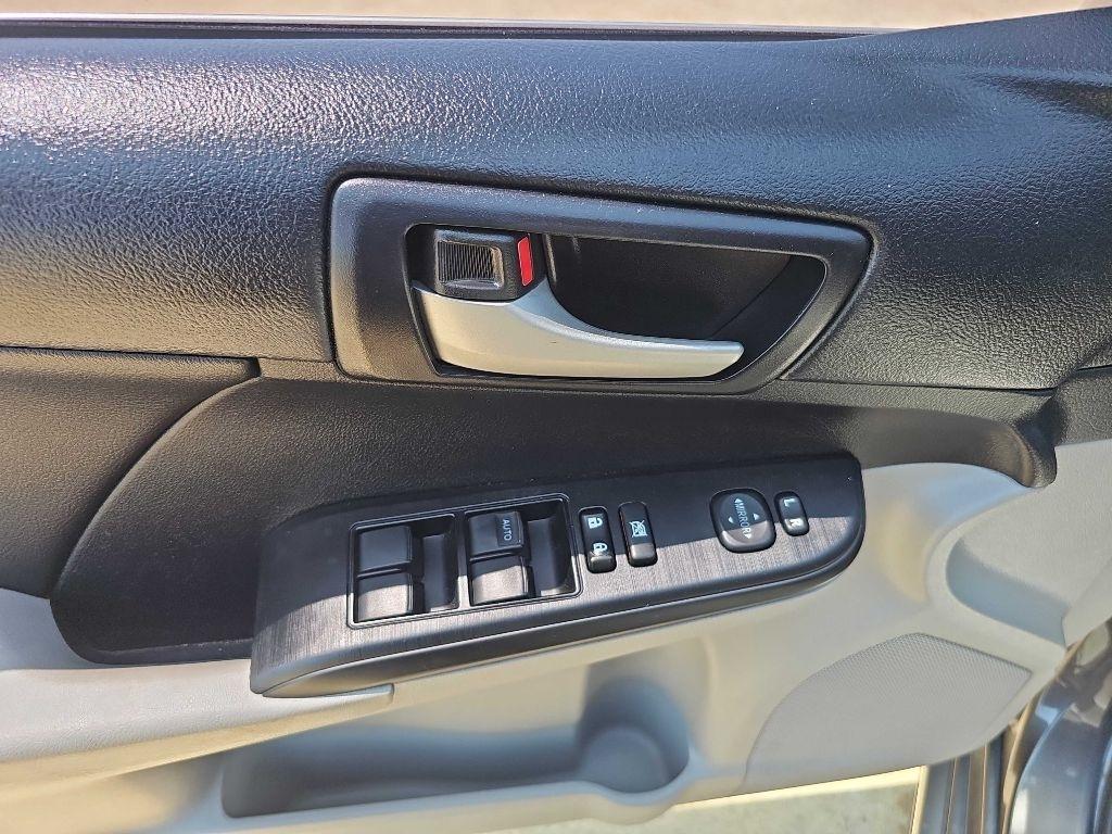 Toyota Camry 4dr Sdn I4 Auto XLE (Natl) 2013