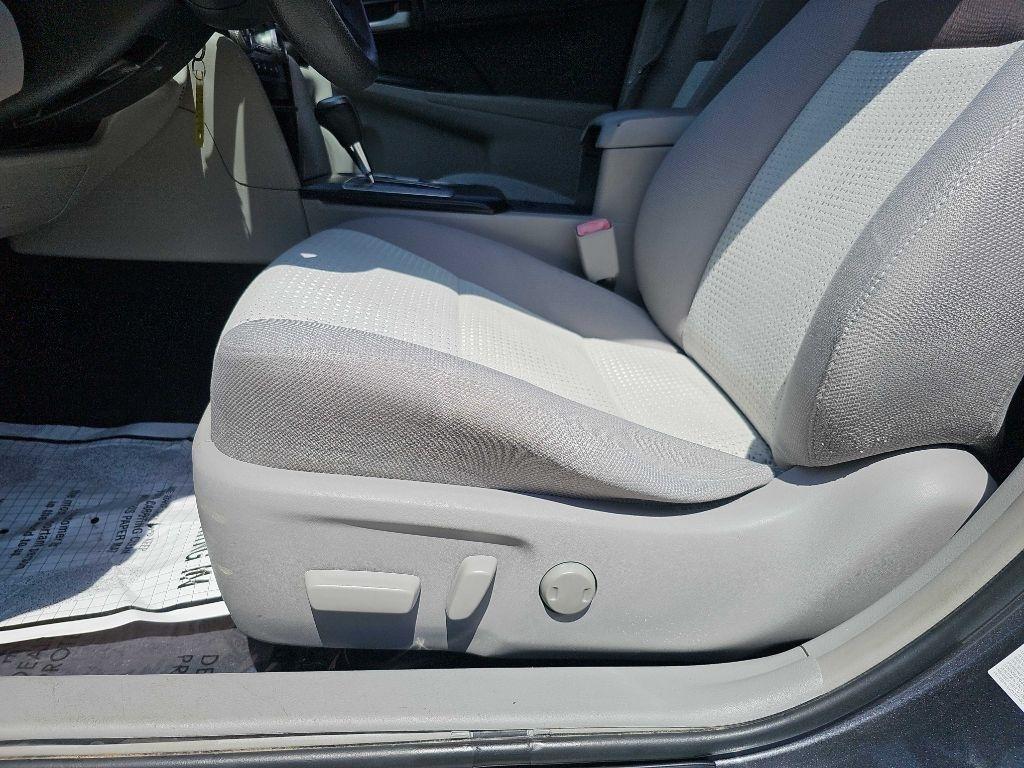 Toyota Camry 4dr Sdn I4 Auto XLE (Natl) 2013