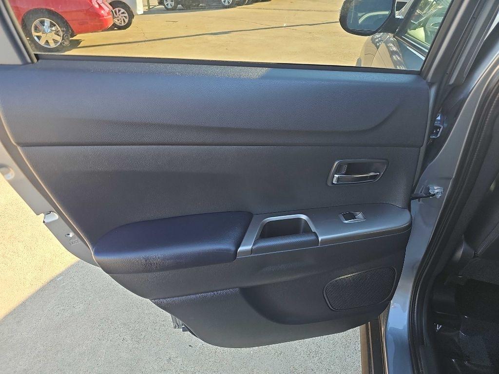 Mitsubishi Outlander Sport photo 14