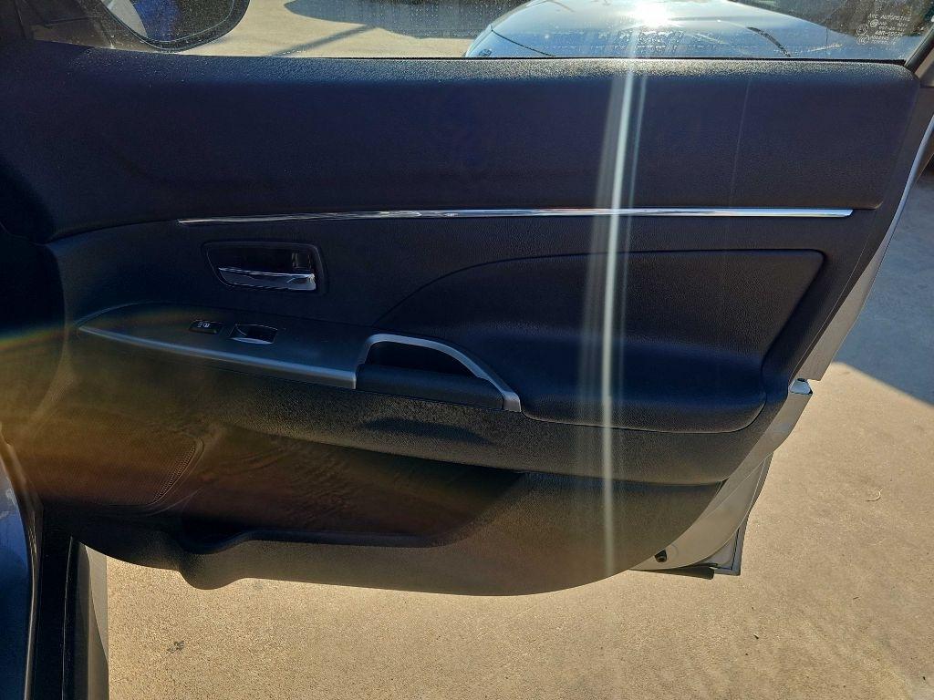 Mitsubishi Outlander Sport photo 18