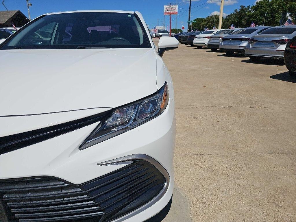 Toyota Camry LE Auto (Natl) 2021