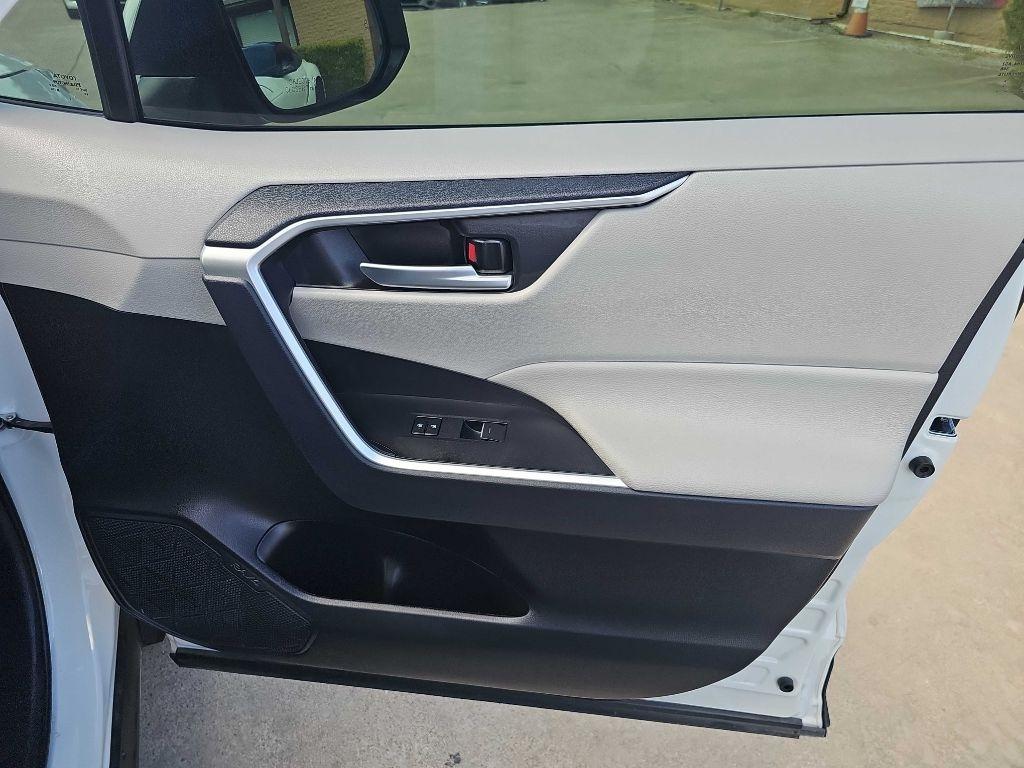 Toyota RAV4 XLE FWD (Natl) 2025