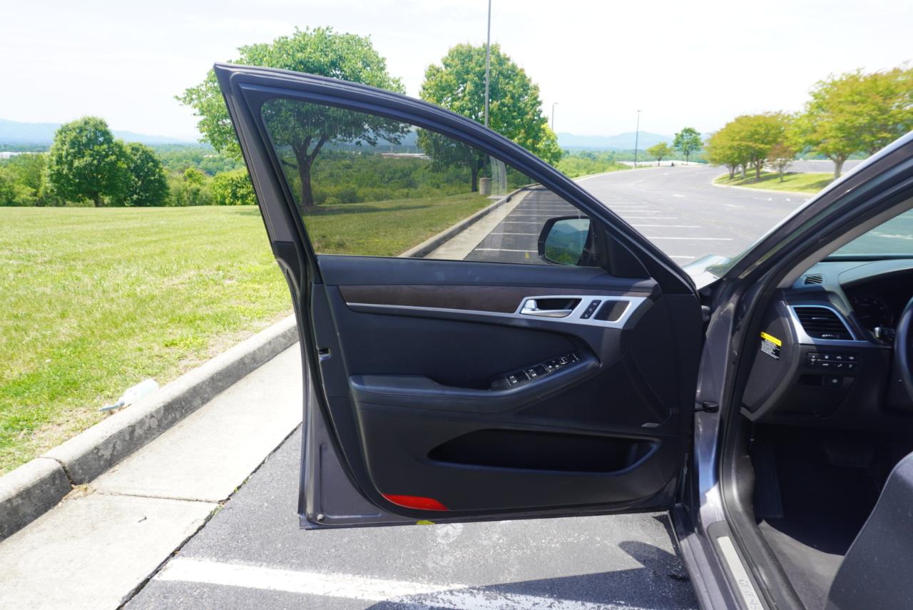 Hyundai Genesis 4dr Sdn V8 5.0L RWD 2015