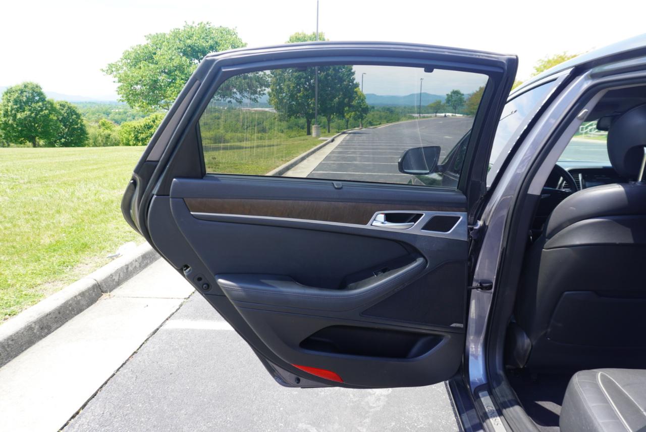 Hyundai Genesis 4dr Sdn V8 5.0L RWD 2015