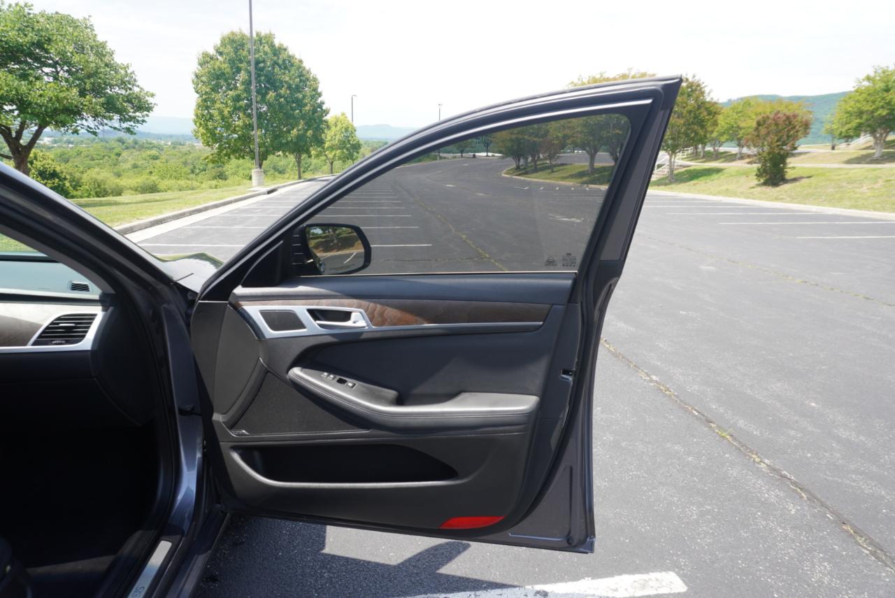 Hyundai Genesis 4dr Sdn V8 5.0L RWD 2015