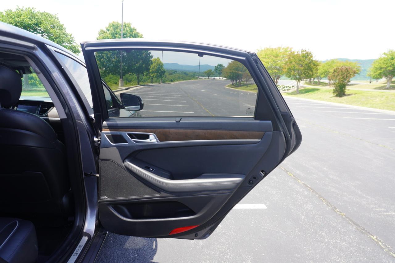 Hyundai Genesis 4dr Sdn V8 5.0L RWD 2015